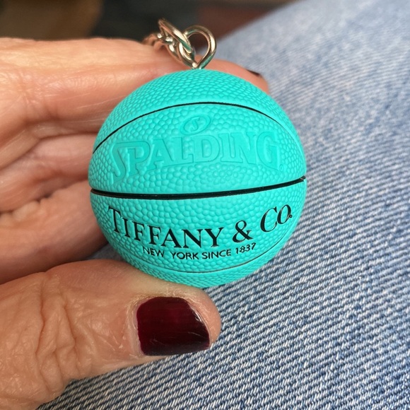 TIFF + CO INSPIRED MINI SPALDING BASKETBALL KEYRING - Picture 4 of 6